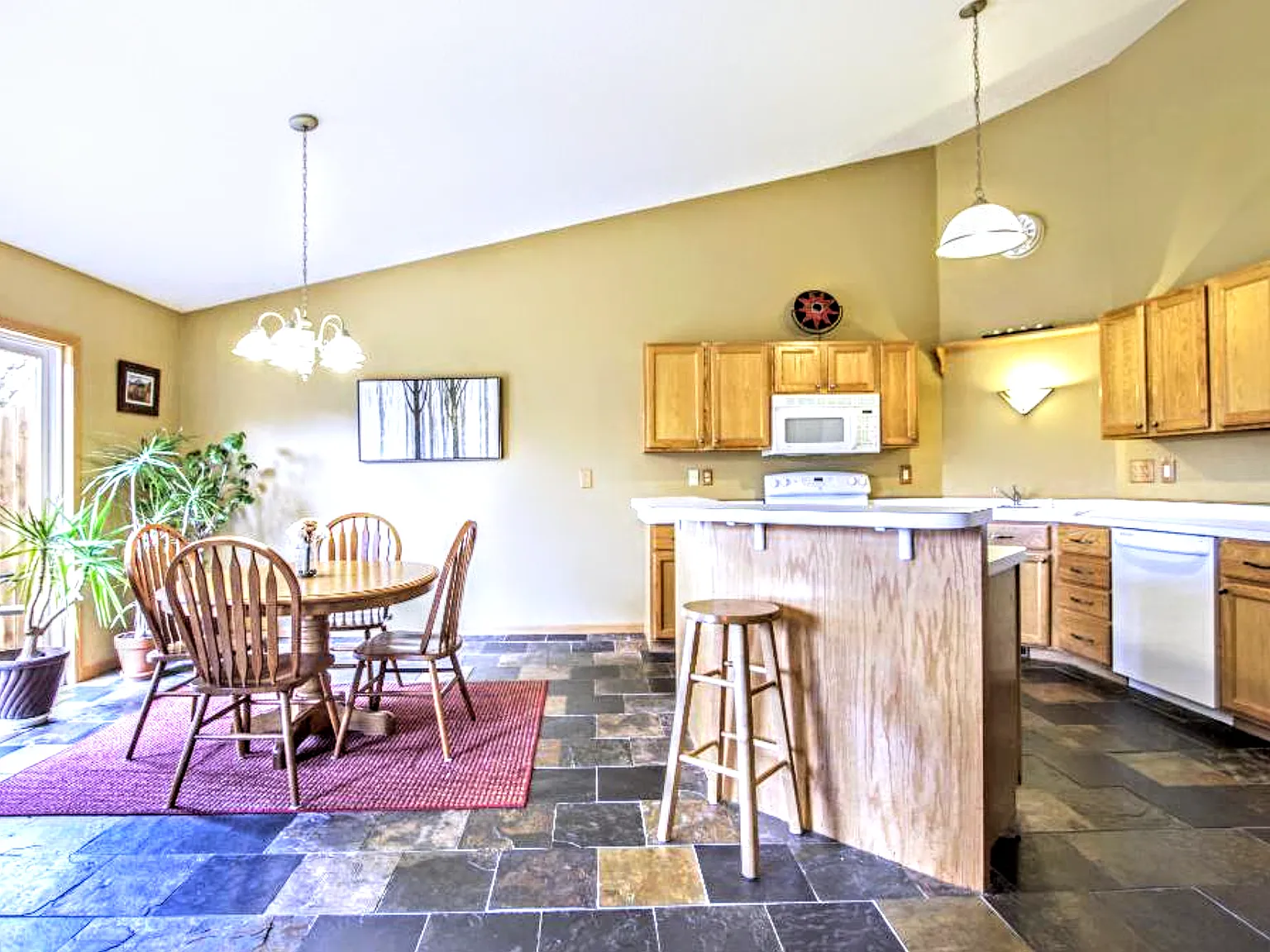 4 bed, 1516 sqft, $2,100 — Photo 1