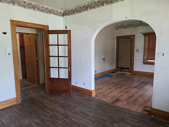 5th image of 822 Broadway St