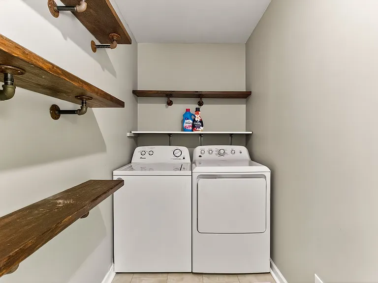 2331 Kennington Rd — Photo 8