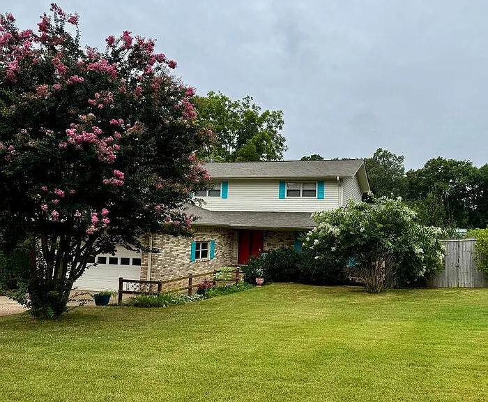7608 Peacock Dr SW — Photo 1