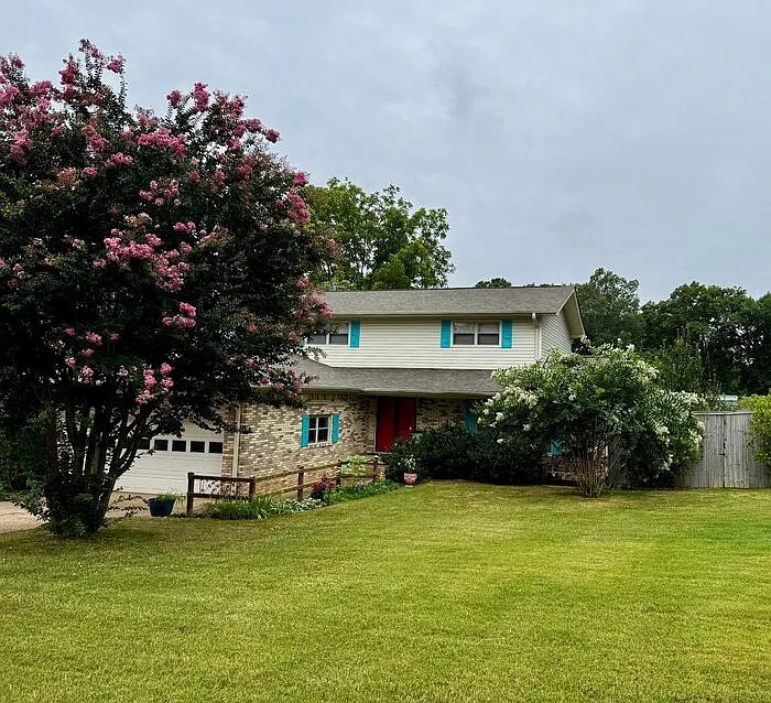 7608 Peacock Dr SW