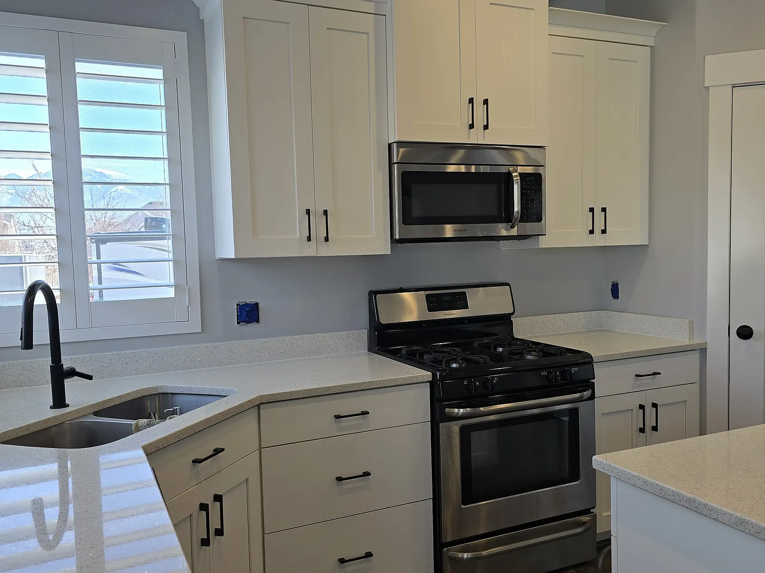 4 bed, 3.5 bath, 2400 sqft, $3,500 — Photo 2