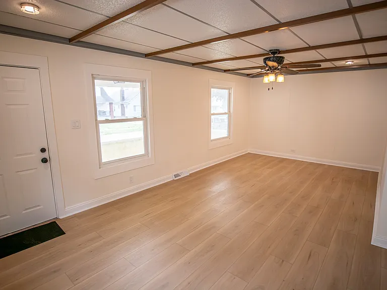 9105 Bancroft Ave — Photo 12