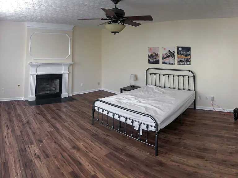 Huge room with Fireplace