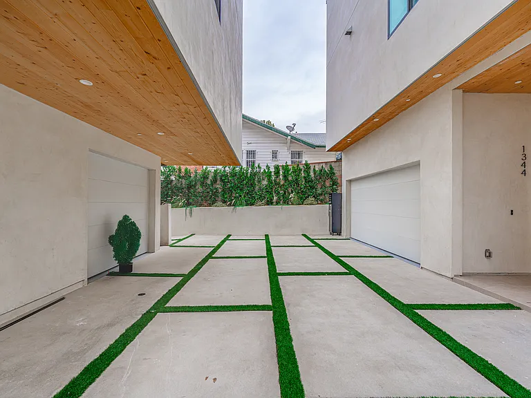 1342 Portia St — Photo 36