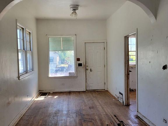 3rd image of 931 Elm St