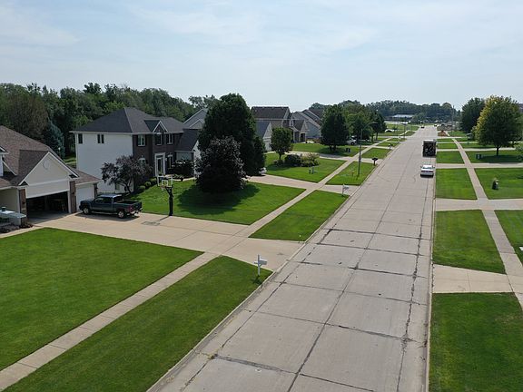 2nd image of 1085 SE Westwoods Dr