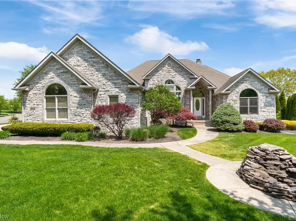 1685 Glenmar Oval SE, North Canton, OH 44709