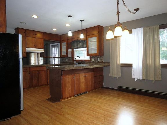 5th image of 402 S 3rd St