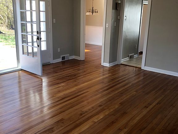 5th image of 208 Pinewood Ave