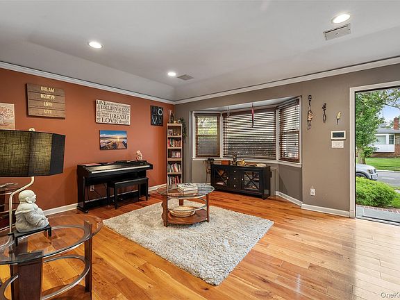 4th image of 26 Kathleen Drive E