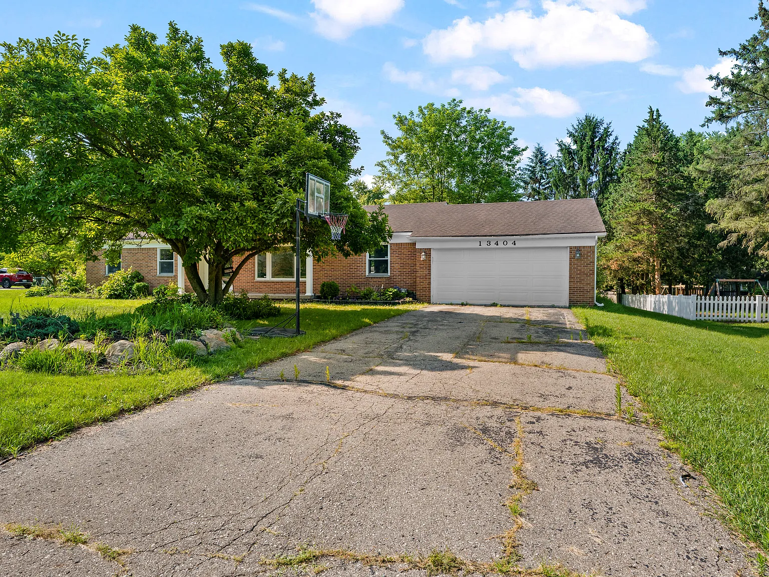4 bed, 2700 sqft, $3,300 — Photo 2