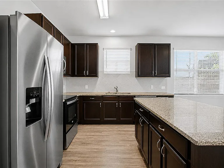 982 Crossing Dr — Photo 4