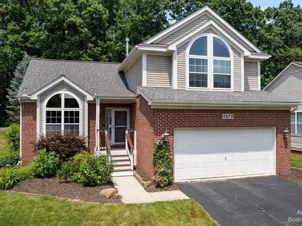 2573 Hilltop Ln, Howell, MI 48843