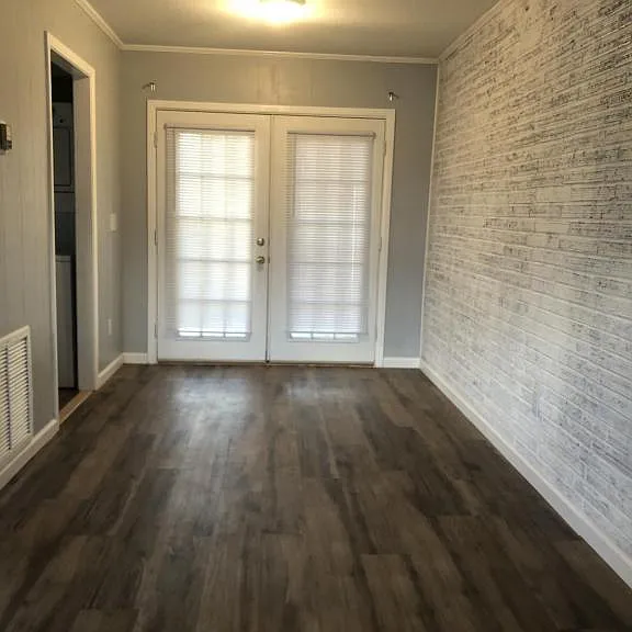 380 S Daleville Ave #H — Photo 2