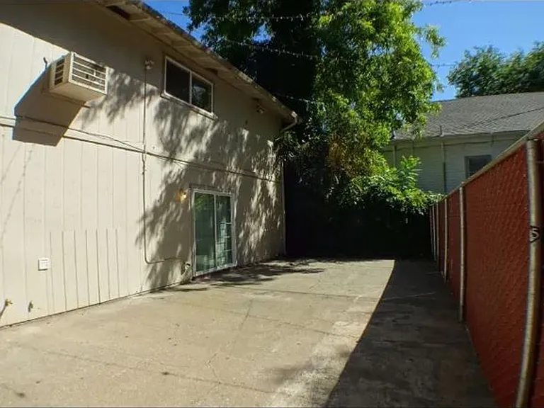 818 W 1st Street — Photo 10