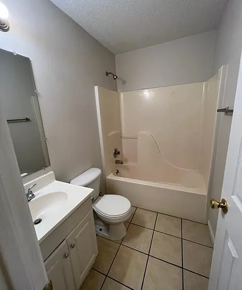 220 Pitts St #F — Photo 6