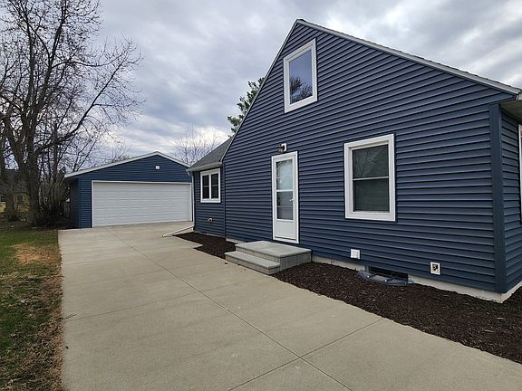 3rd image of 1704 1st Ave SE