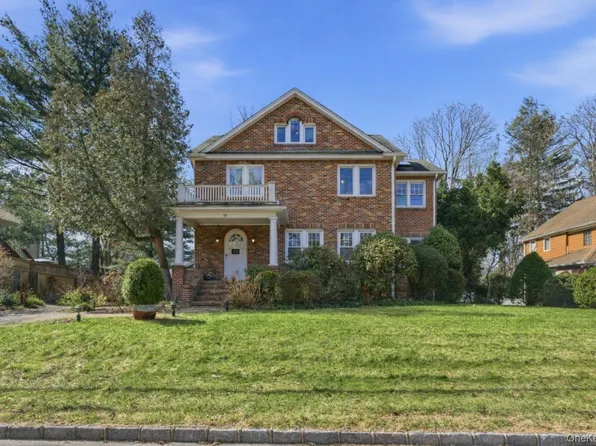 79 Red Ground Rd, East Hills, NY 11577