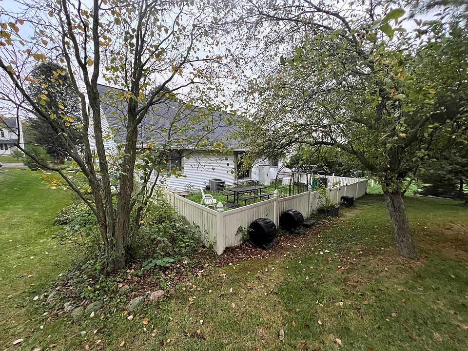 2nd image of 1275 Colony Dr #211