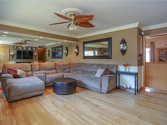 3rd image of 24 Dogwood Ln