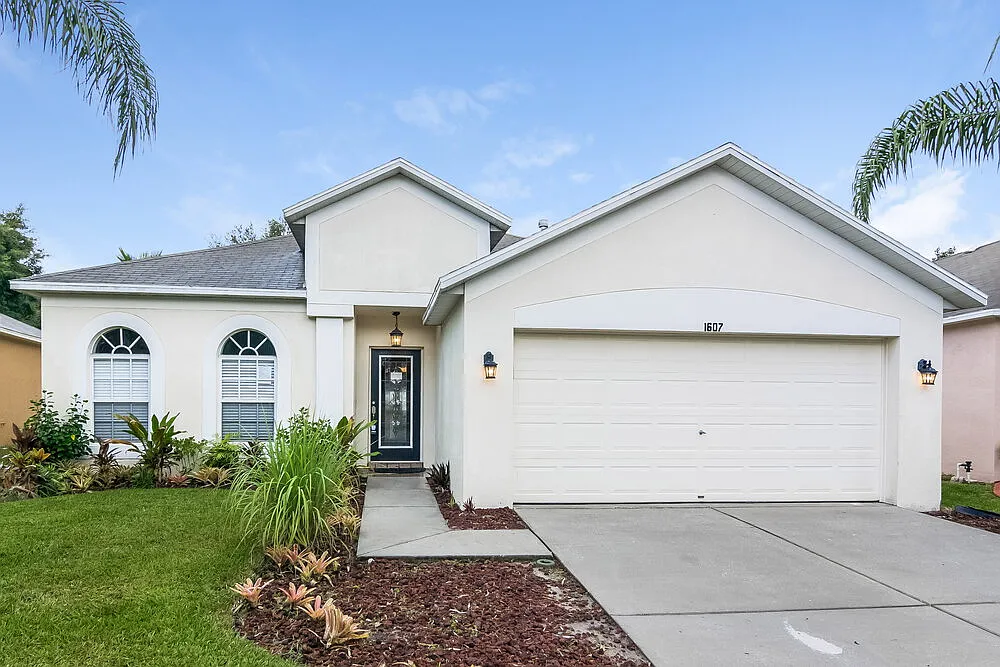 4 bed, 2.0 bath, 1868 sqft, $2,580 — Photo 1