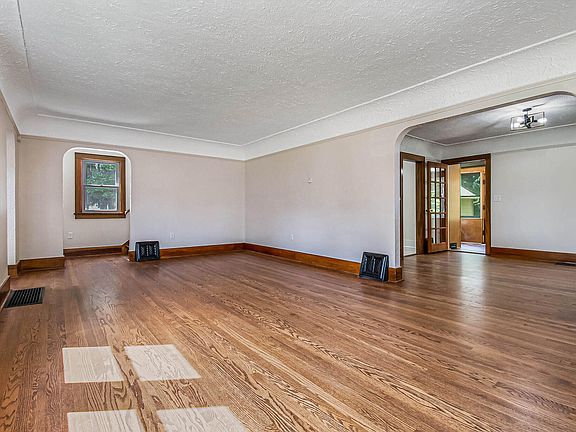 5th image of 218 Iroquois Ave