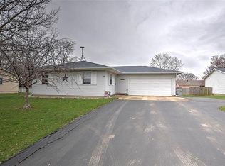 14 Redlick Ct, Warrensburg, IL 62573