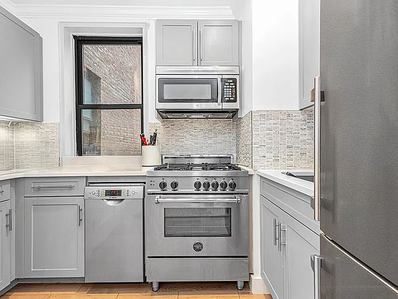 4th image of 421 W 21st St #1E