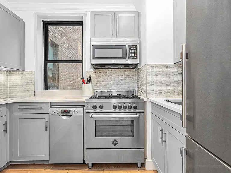 421 W 21st St #1E — Photo 4