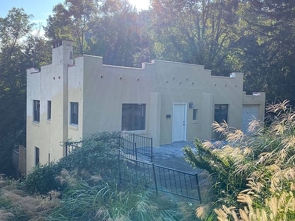 3rd image of 913 Montrose Dr