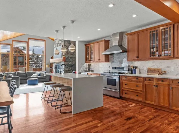 634 S 4th St, Canmore, AB T1W 2H3