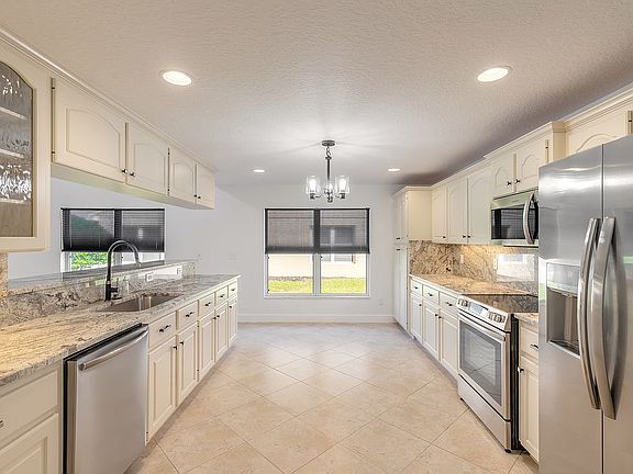 5th image of 2266 Hawks Cove Cir
