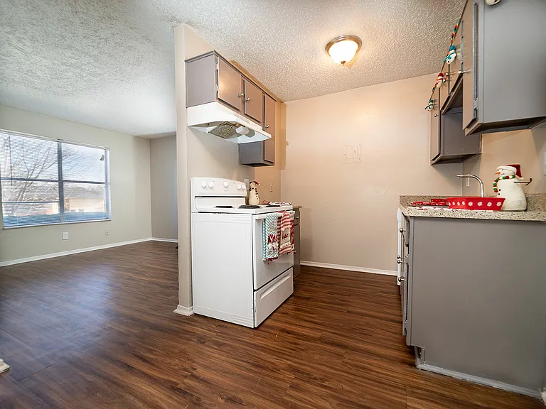 2359 Highland Rd — Photo 2