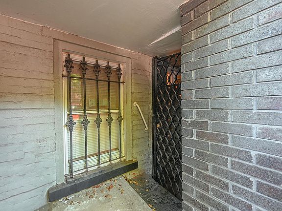 4th image of 139 Quincy St