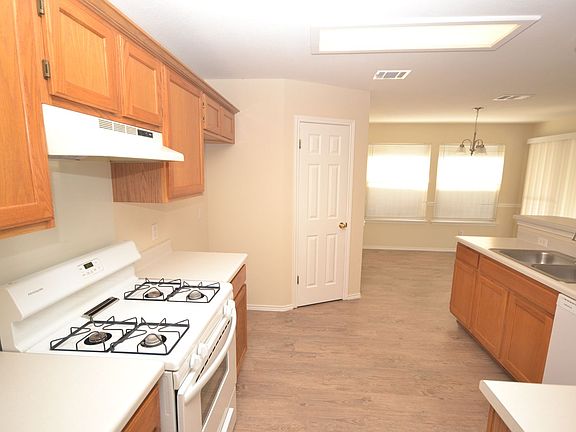4th image of 1402 Santana St
