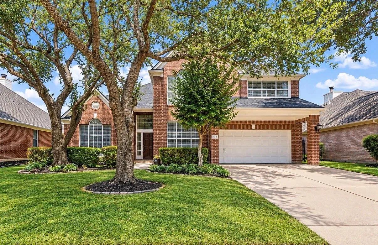 4 bed, 2.5 bath, 3305 sqft, $3,900 — Photo 2
