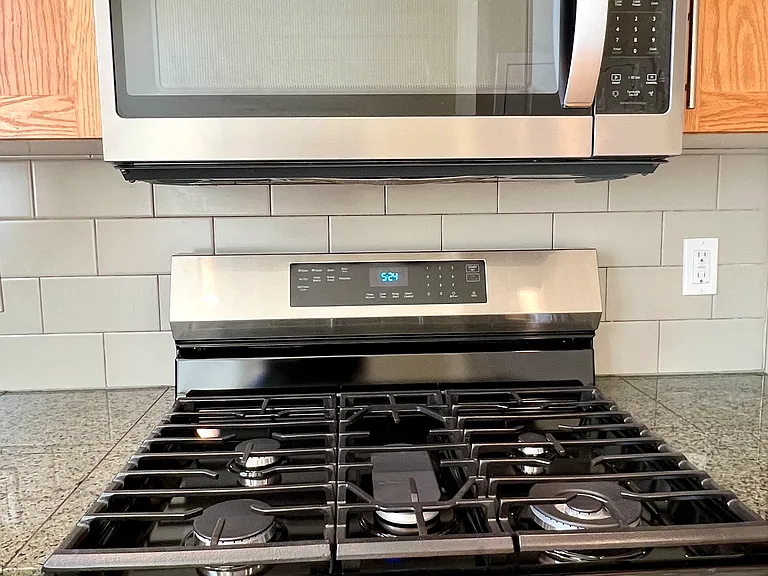 Brand new Smart Freestanding GAS Range with No-Preheat Air Fry and Convection
