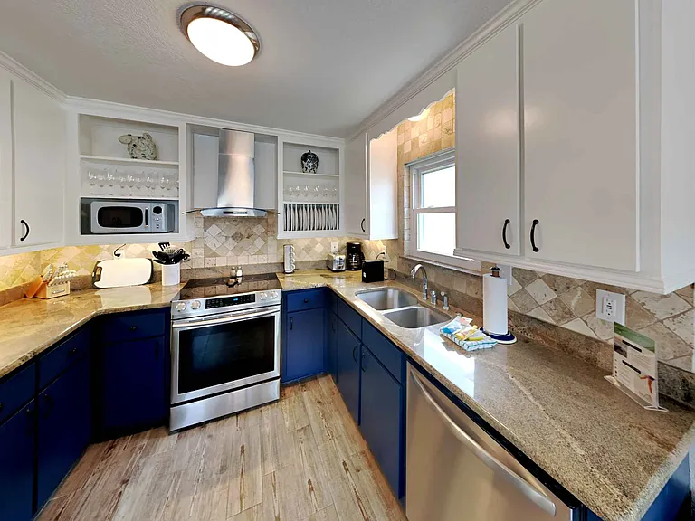 304 W 8th St #1 — Photo 2