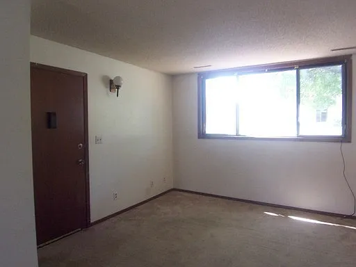 Building Photo - Affordable - Walk to the Elementary School