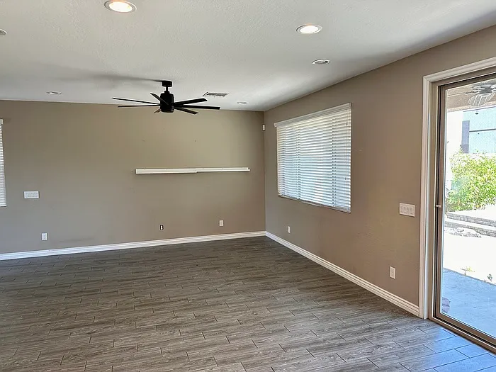 2930 E Sunland Ave — Photo 12