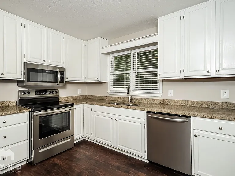 1359 Lakeview Pkwy — Photo 2