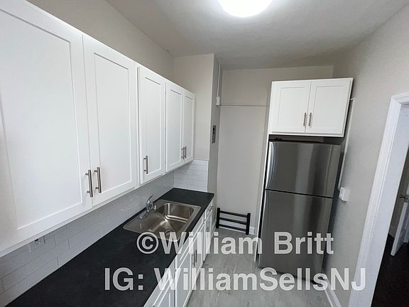 4th image of 9 Bentley Ave APT 14