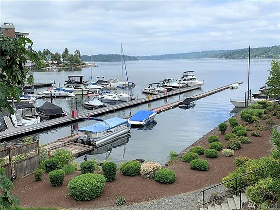 Enjoy Lake of Washington view and down to water just walking distance.