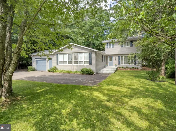 362 Scotch Pine Dr, Pocono Summit, PA 18346