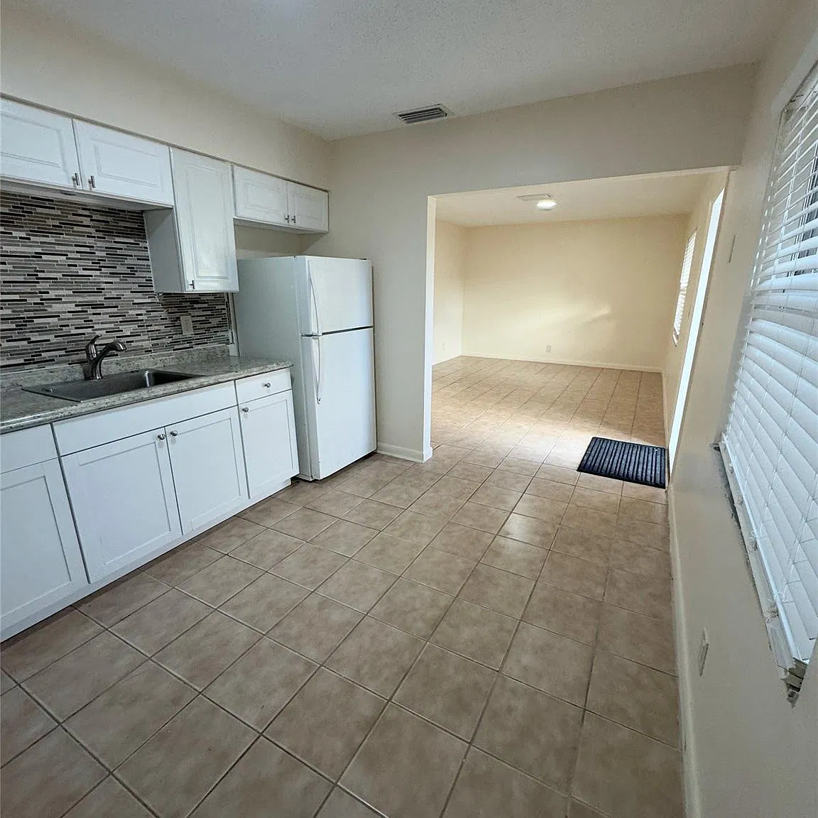 2 bed, 1.0 bath, 3892 sqft, $1,800 — Photo 3