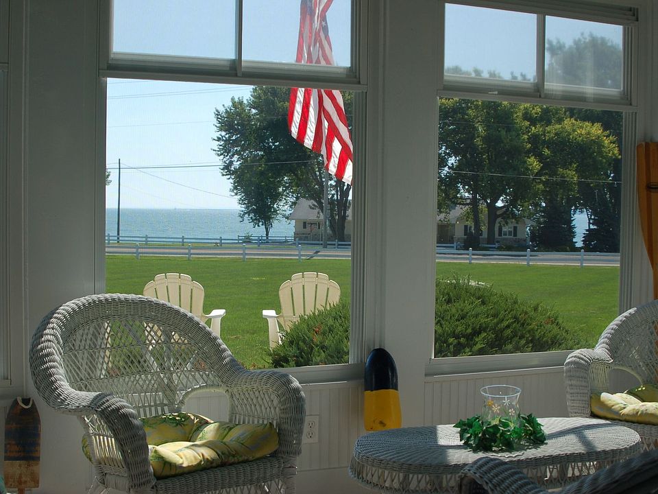3 season sun room with views of Lake Erie