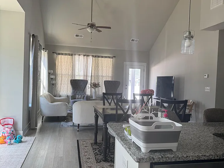 104 Greensdale Ln — Photo 5