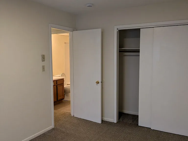 Park Ridge Apartments — Photo 37