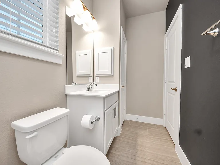2704 Freund St — Photo 25